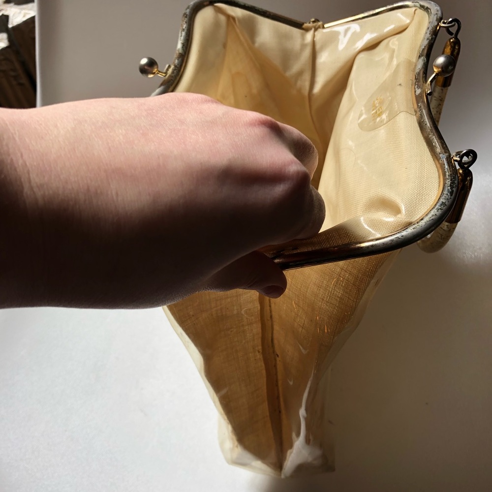 Vintage Plastic Flower Purse - Picture 4 of 7